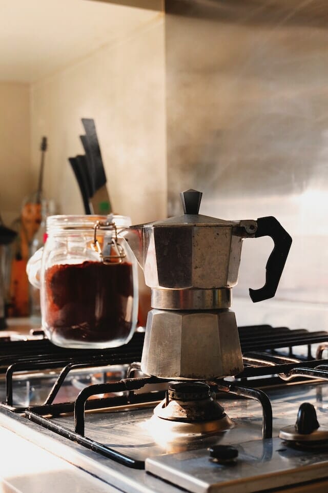 𝗖𝝙𝗙𝗘𝗜𝝢𝝙 𝘚𝘗𝘌𝘊𝘐𝘈𝘓𝘛𝘠 𝘊𝘖𝘍𝘍𝘌𝘌 - La cafetera italiana es un  clásico en muchas cocinas y posiblemente el método más habitual de preparar  café, a pesar del auge de las cafeteras de cápsula. Su